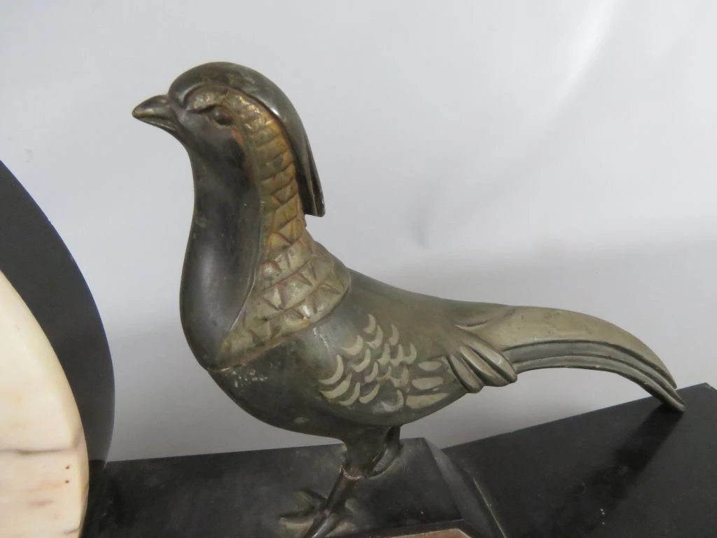 Art deco marmeren klok met vogelbeeld