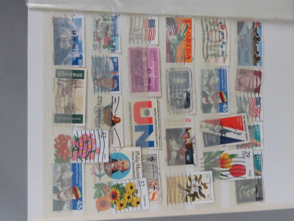 Postzegelverzameling in rood album