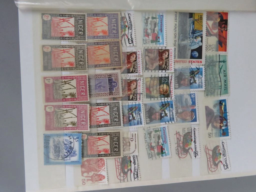 Postzegelverzameling in rood album