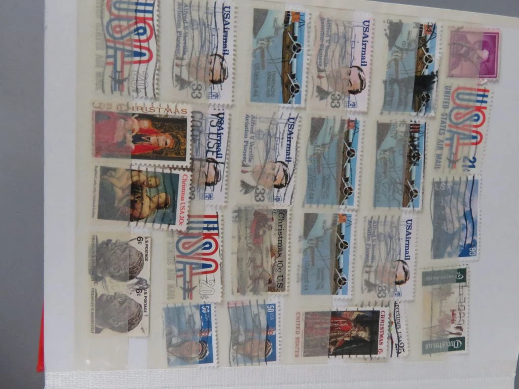 Postzegelverzameling in rood album