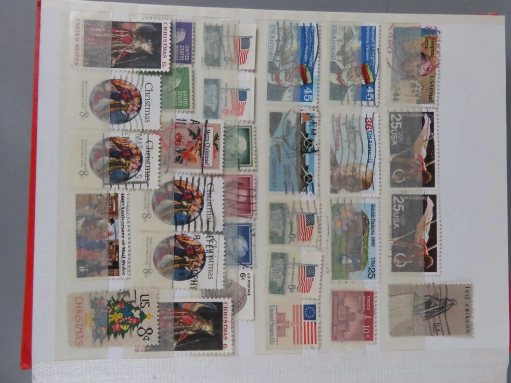Postzegelverzameling in rood album