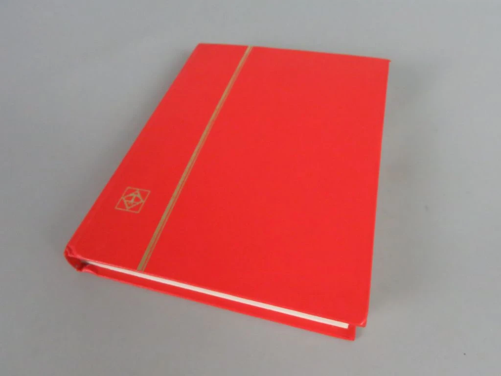 Postzegelverzameling in rood album