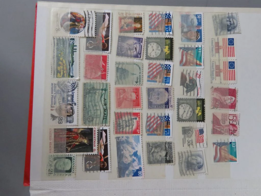 Postzegelverzameling in rood album