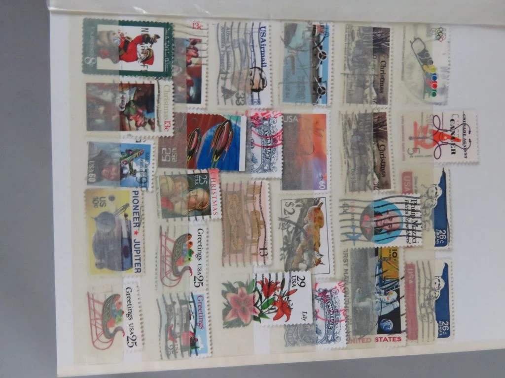 Postzegelverzameling in rood album