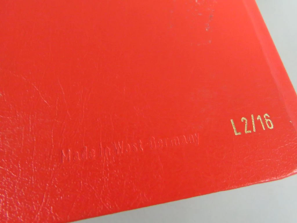 Postzegelverzameling in rood album
