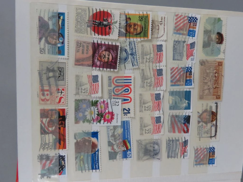 Postzegelverzameling in rood album