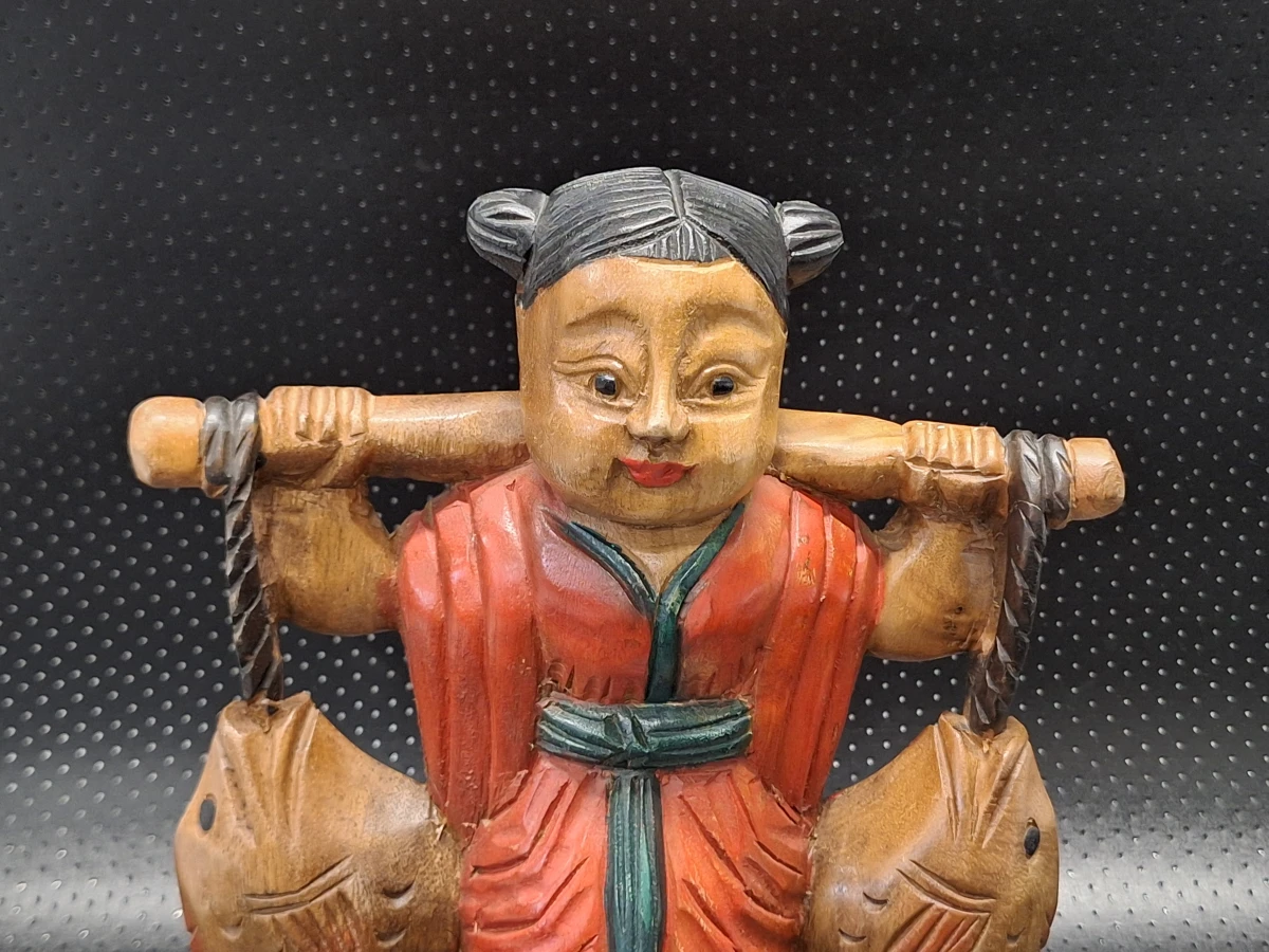 Set van 2 Chinese houten geluksbeelden met vissen