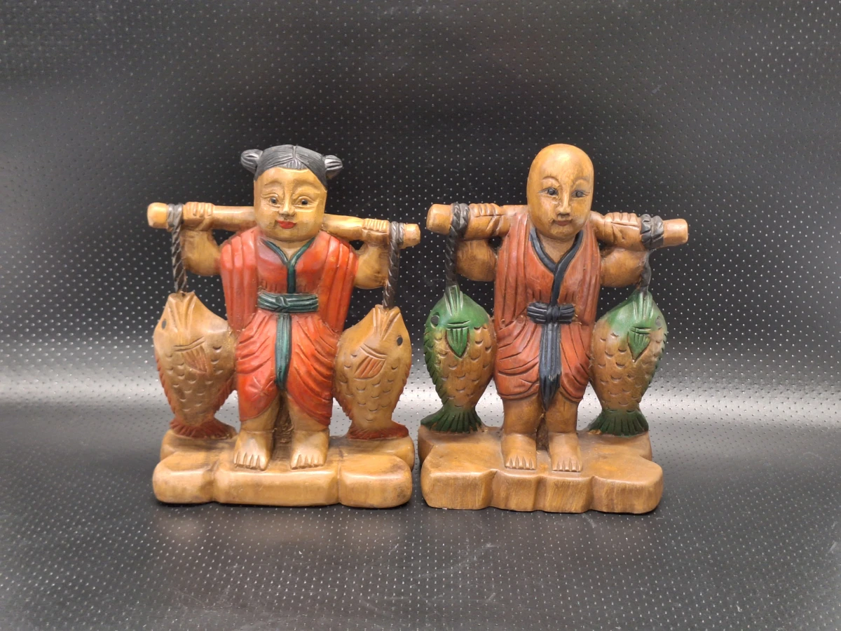 Set van 2 Chinese houten geluksbeelden met vissen