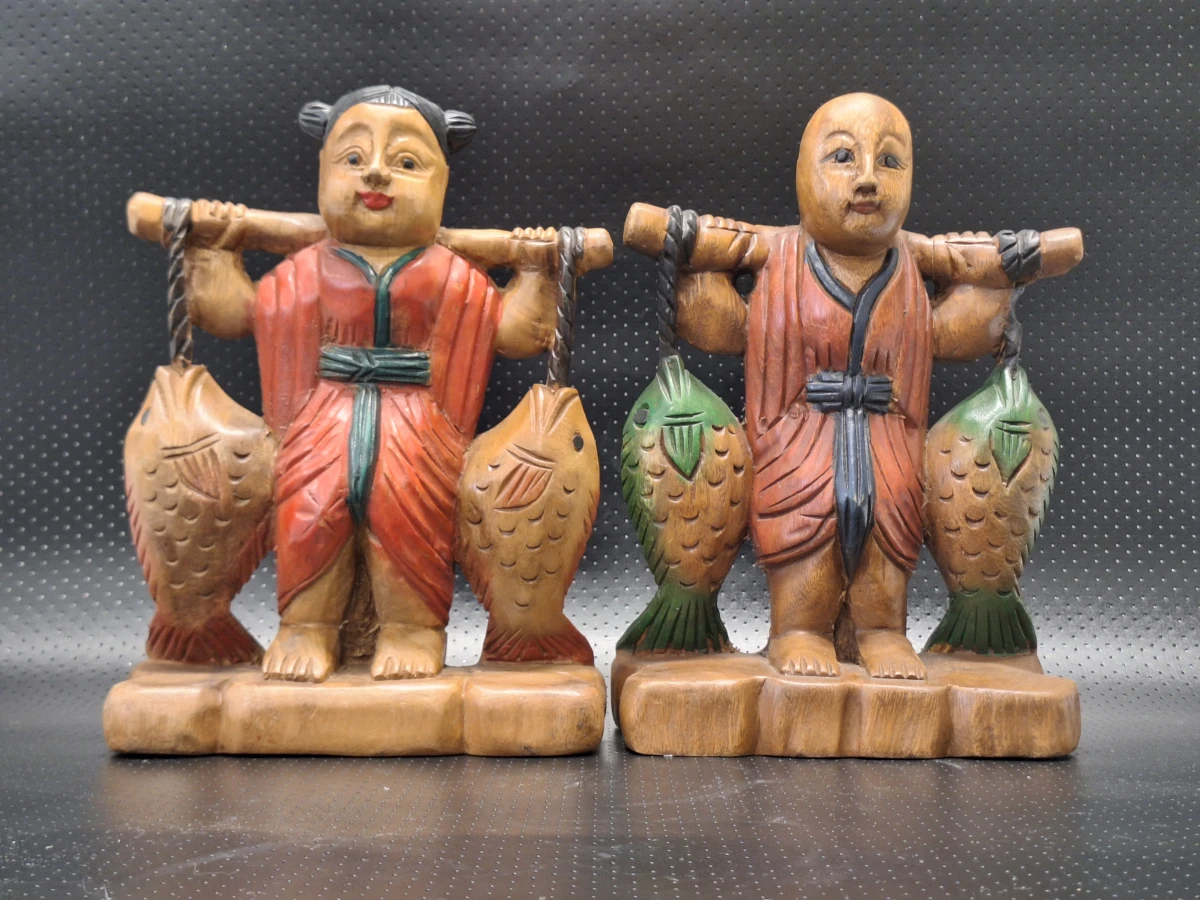 Set van 2 Chinese houten geluksbeelden met vissen