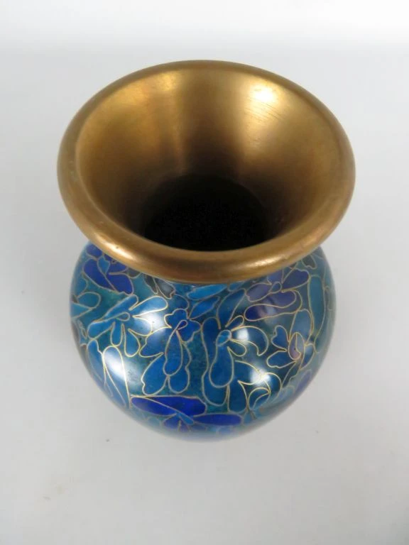 Blauwe cloisonné vaas met gouden accenten