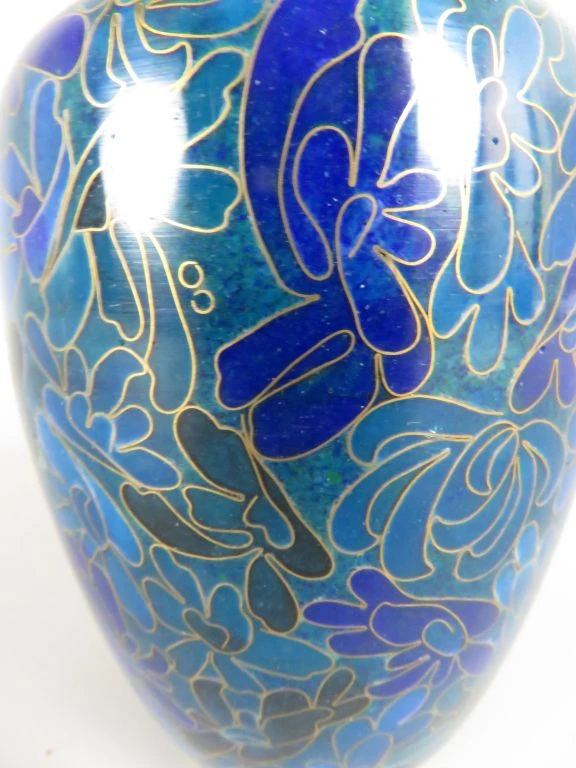 Blauwe cloisonné vaas met gouden accenten