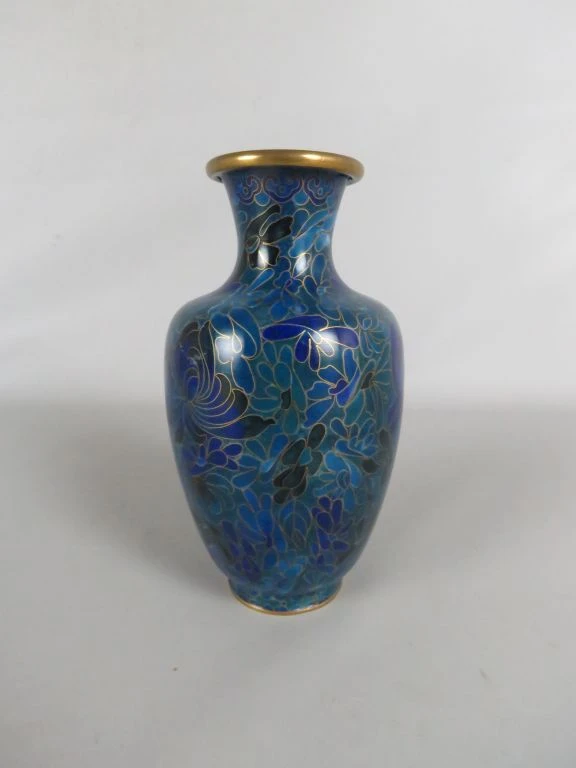 Blauwe cloisonné vaas met gouden accenten
