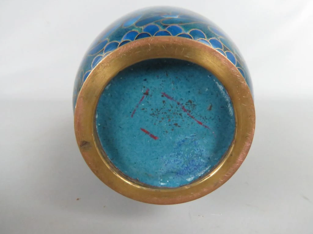 Blauwe cloisonné vaas met gouden accenten