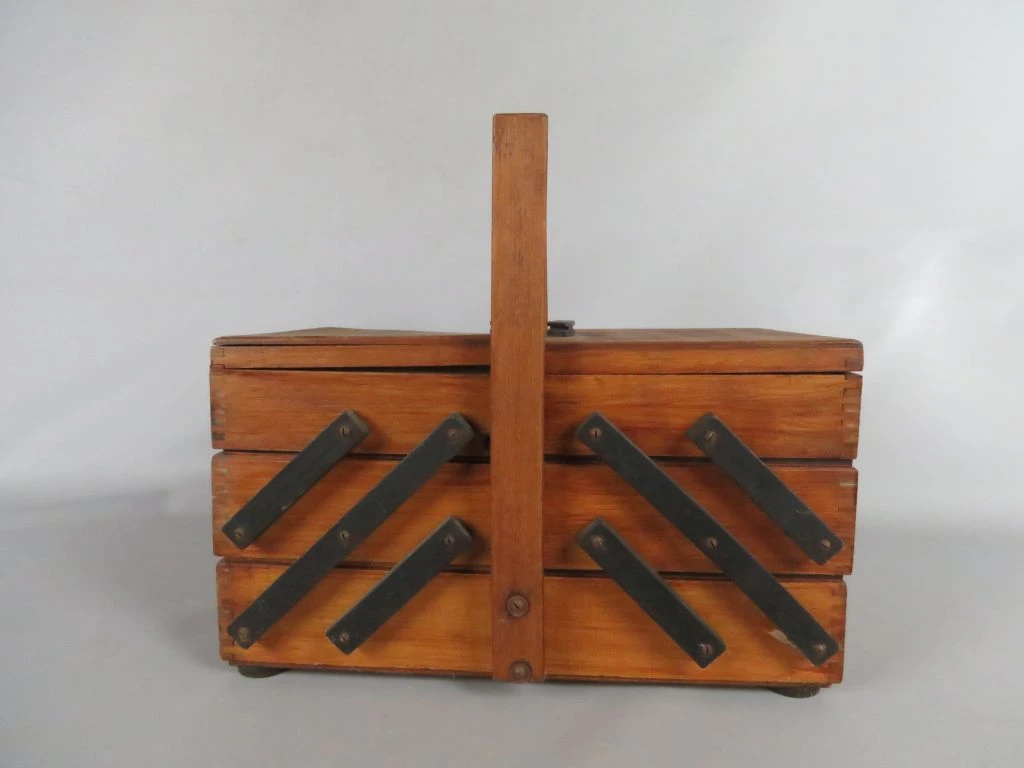 Houten naaidoos met uitschuifbare vakken