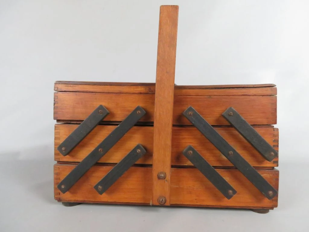 Houten naaidoos met uitschuifbare vakken