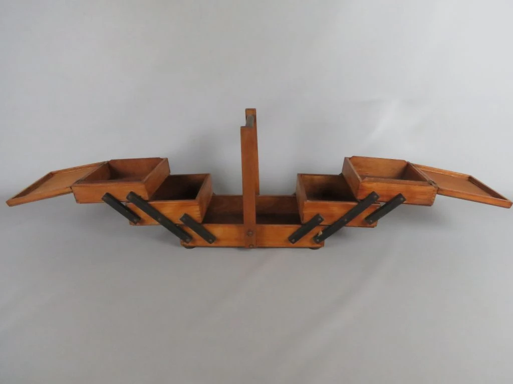 Houten naaidoos met uitschuifbare vakken