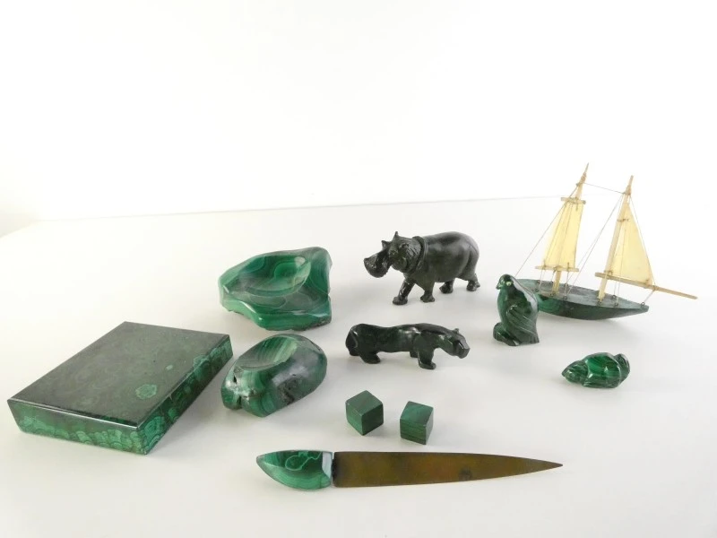 Handgesneden collectie van natuurlijke malachietsteen