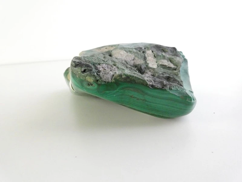 Handgesneden collectie van natuurlijke malachietsteen
