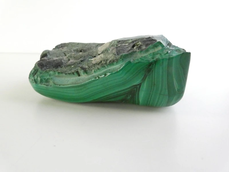 Handgesneden collectie van natuurlijke malachietsteen