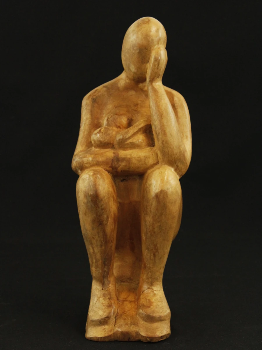 Houten beeld van zittende vrouw met kind
