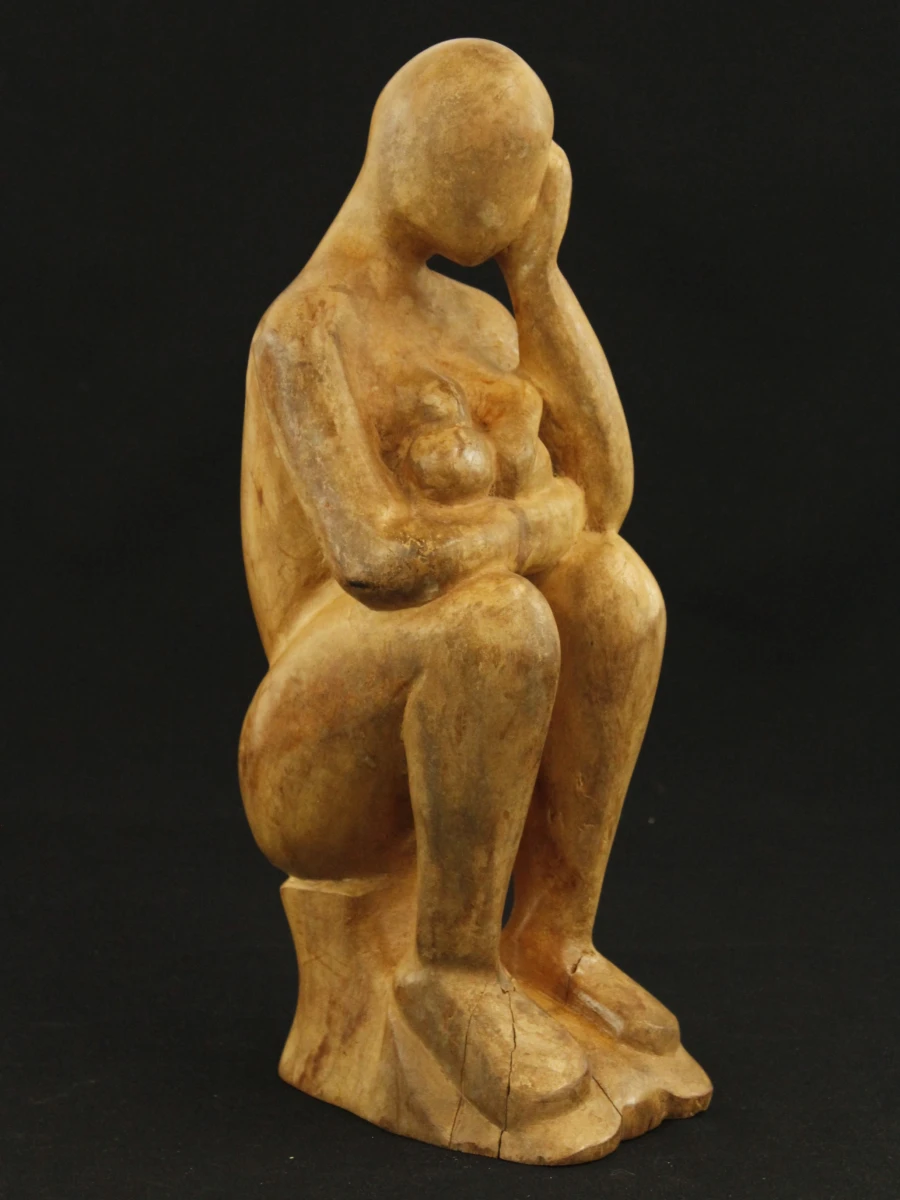 Houten beeld van zittende vrouw met kind