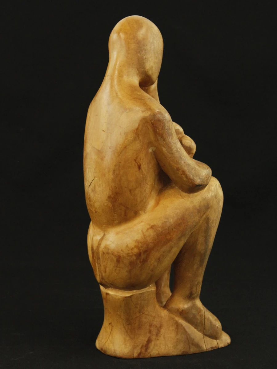 Houten beeld van zittende vrouw met kind