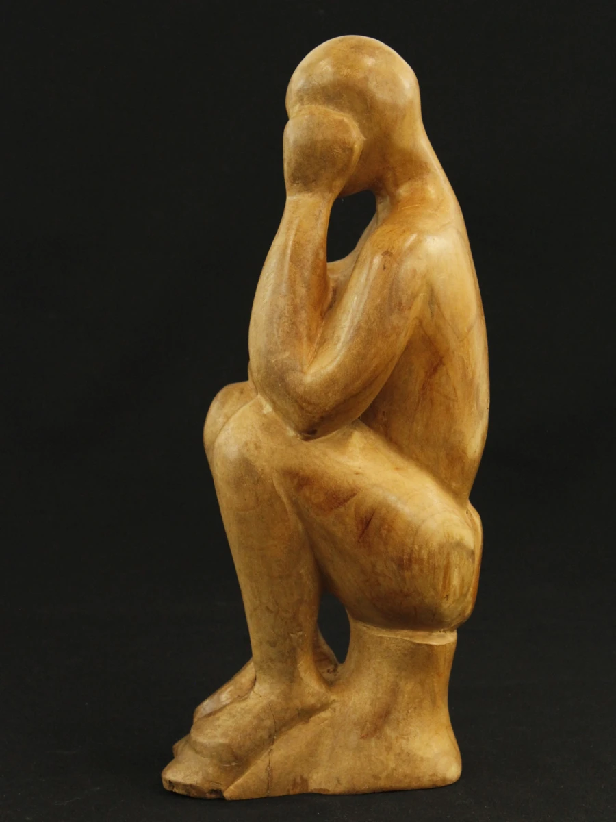 Houten beeld van zittende vrouw met kind