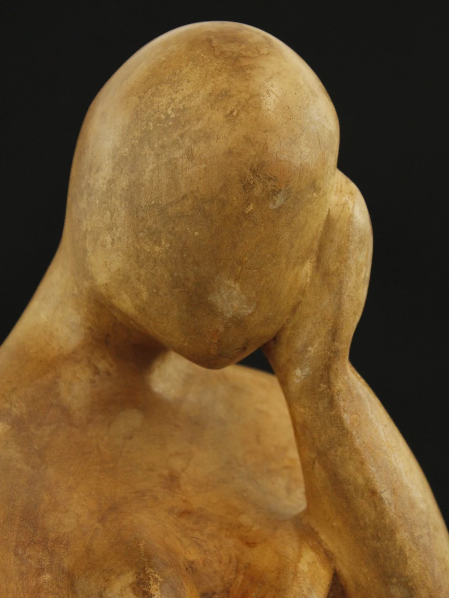 Houten beeld van zittende vrouw met kind