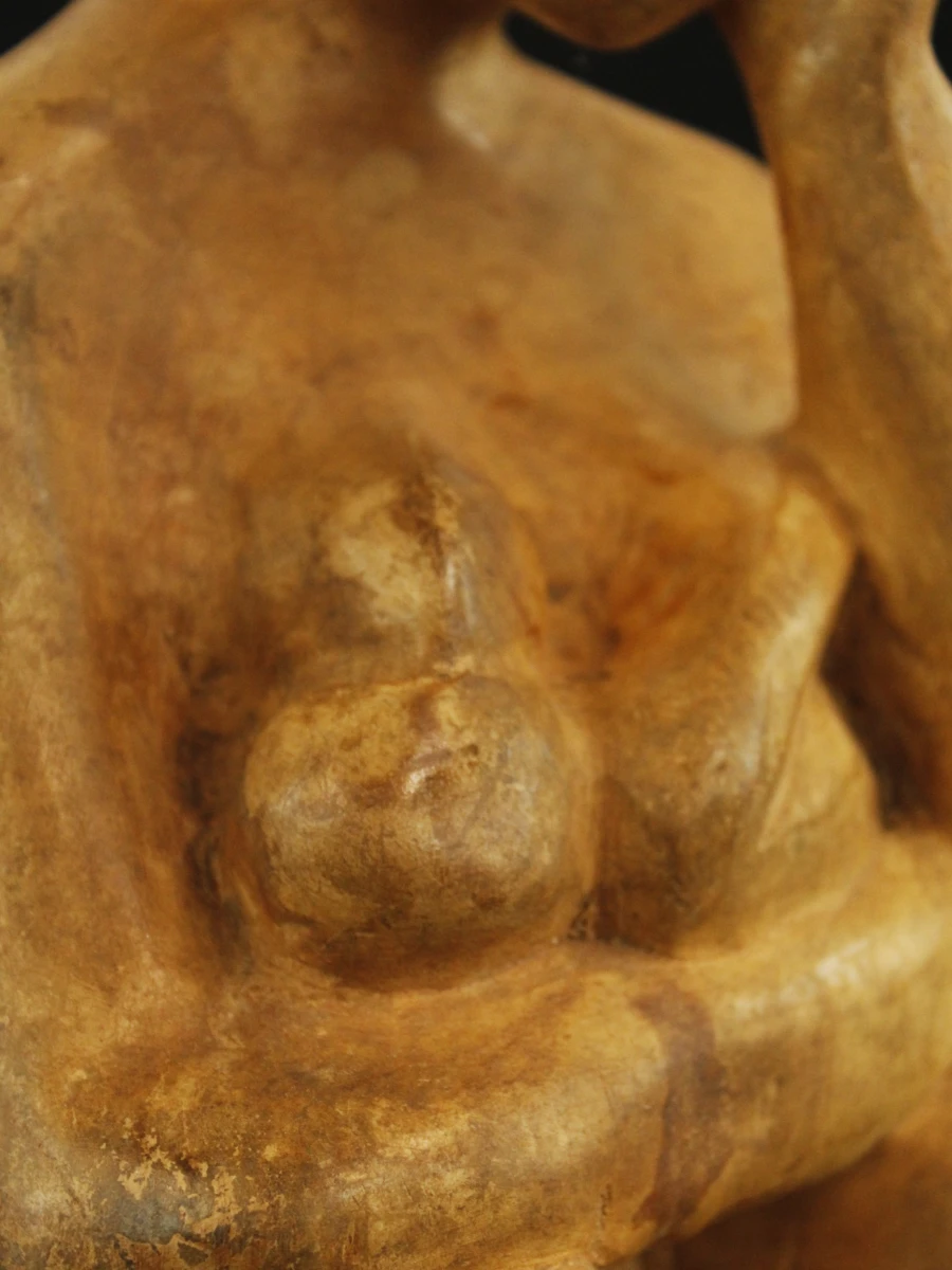 Houten beeld van zittende vrouw met kind