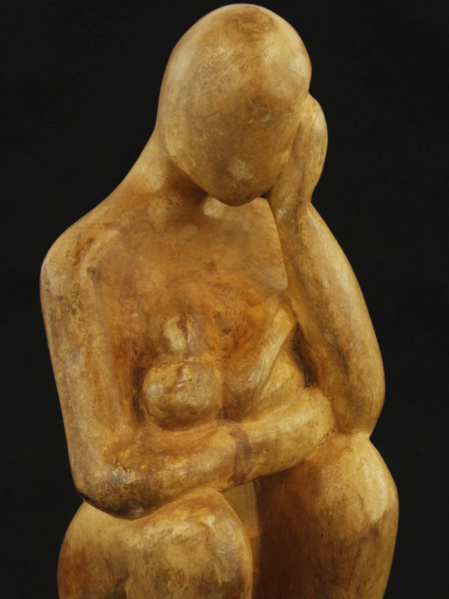Houten beeld van zittende vrouw met kind