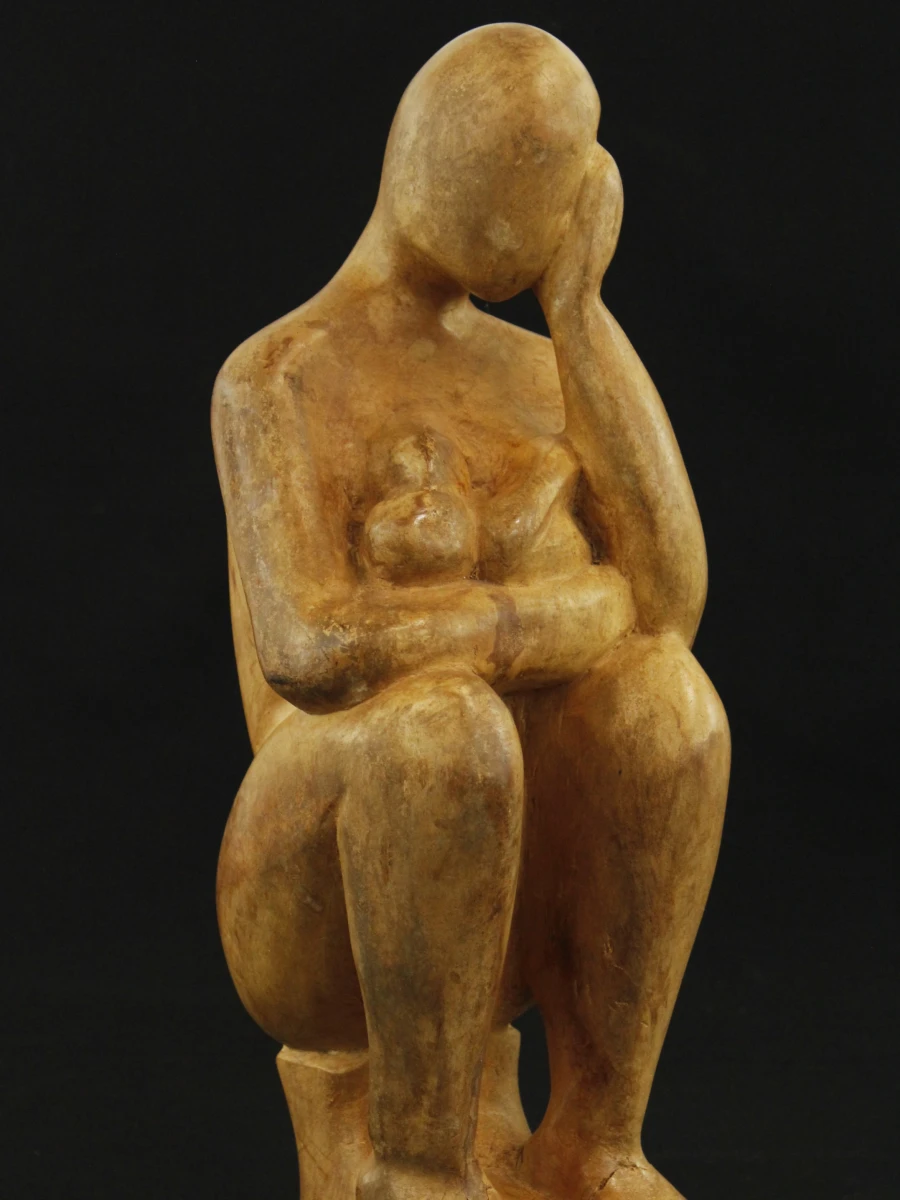 Houten beeld van zittende vrouw met kind