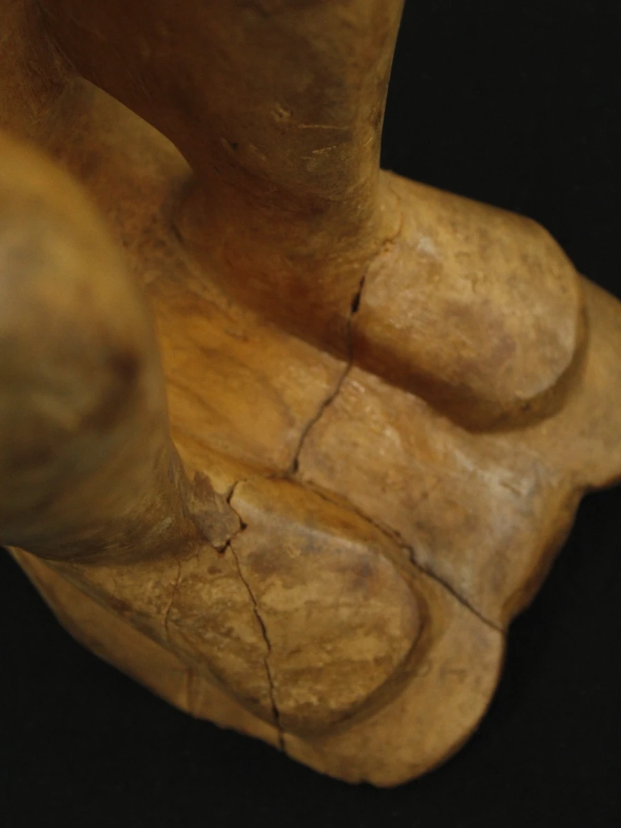 Houten beeld van zittende vrouw met kind