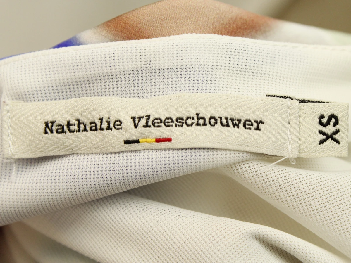 Nathalie Vleeschouwer - zijden jurk met kleurrijke grafische print