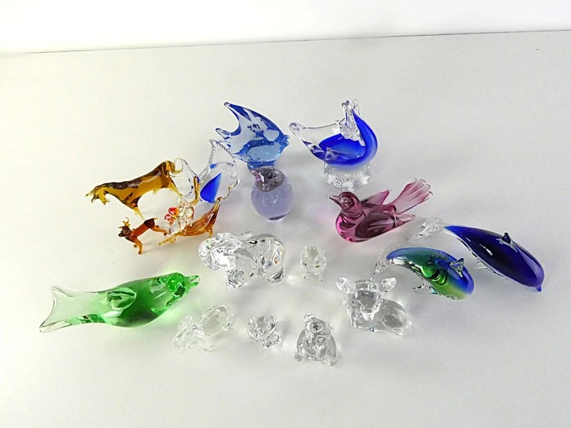 Collectie van 17 gemengde glazen beeldjes