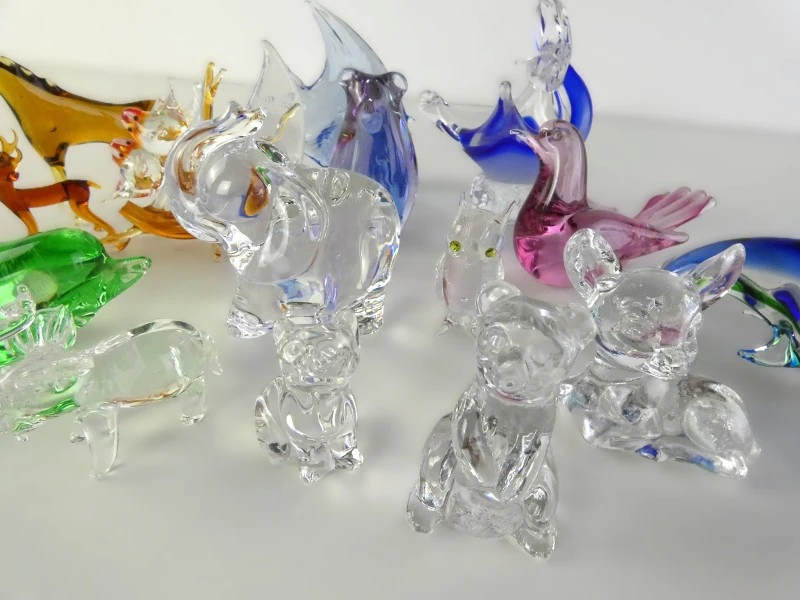 Collectie van 17 gemengde glazen beeldjes