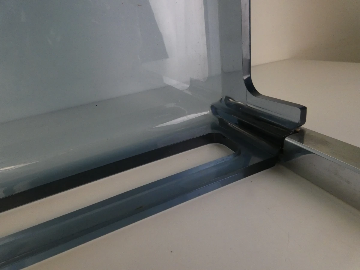 Transparant bijzettafeltje met metalen frame