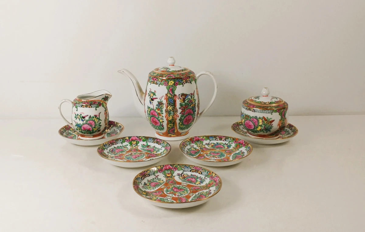 8-delig porseleinen koffieservies in Chinese famille rose of Rose Medallion-stijl