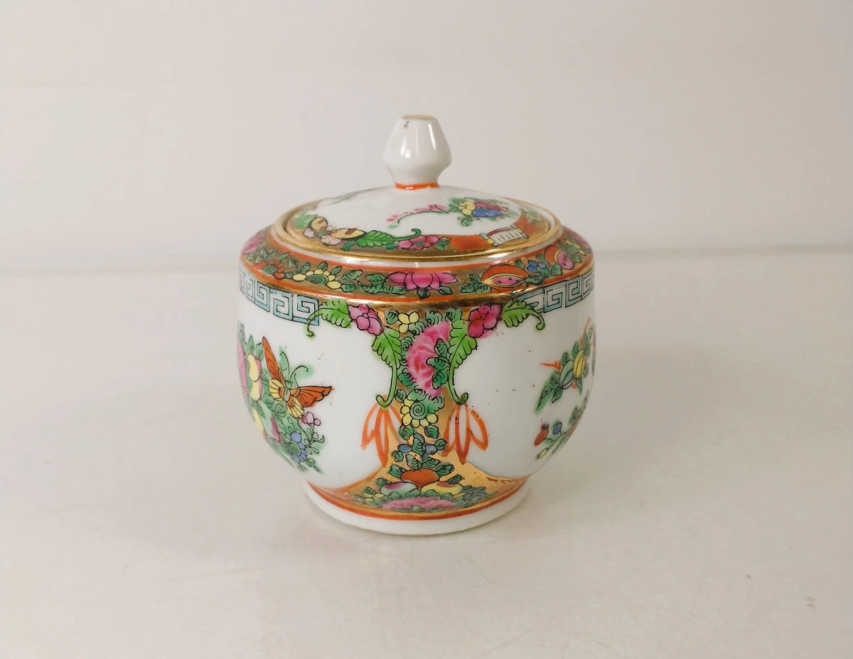 8-delig porseleinen koffieservies in Chinese famille rose of Rose Medallion-stijl