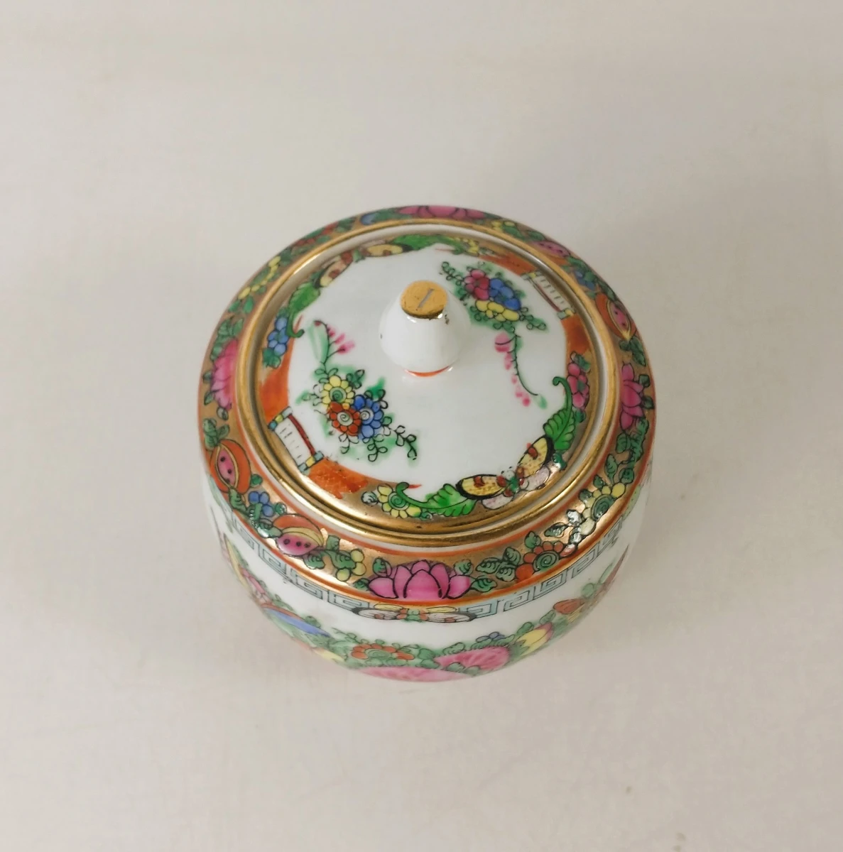 8-delig porseleinen koffieservies in Chinese famille rose of Rose Medallion-stijl