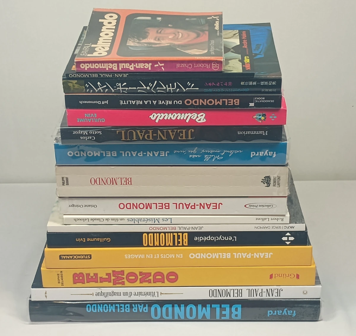 Groot lot boeken, tijdschriften en poster over Jean-Paul Belmondo