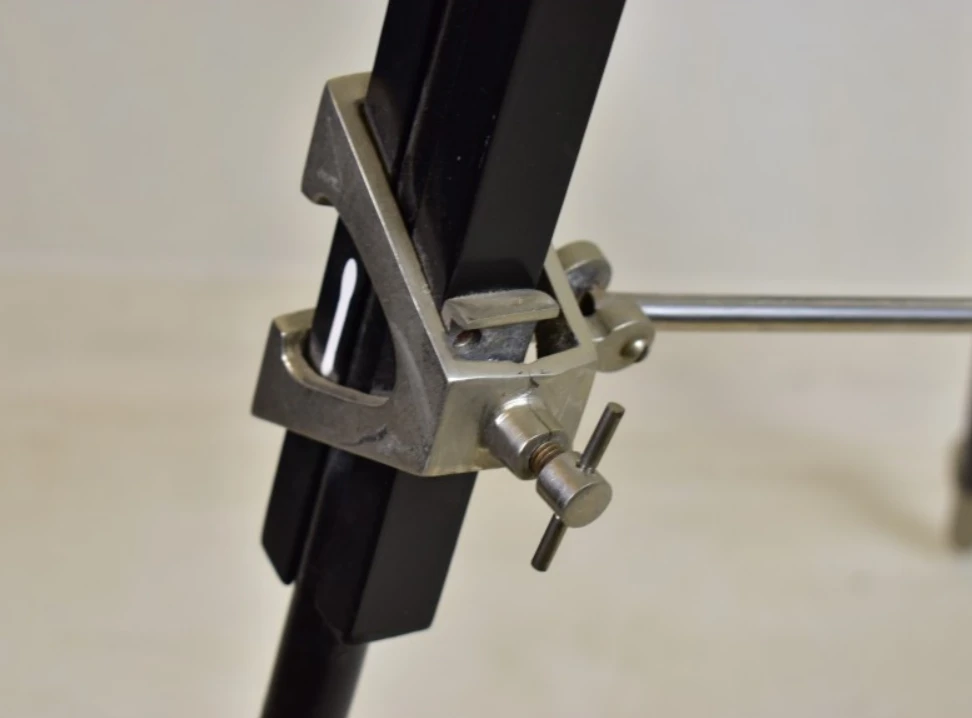 Industriële vloerlamp op statief met metalen kap