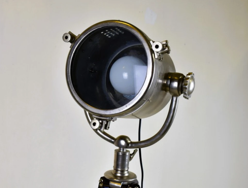 Industriële vloerlamp op statief met metalen kap