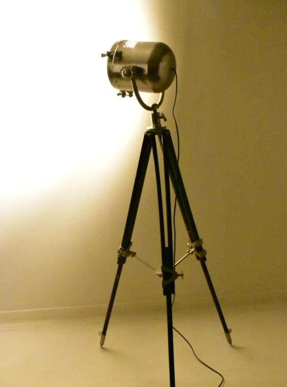 Industriële vloerlamp op statief met metalen kap