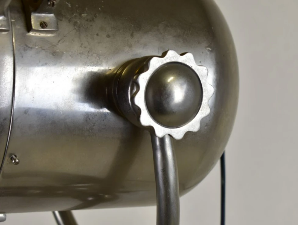 Industriële vloerlamp op statief met metalen kap