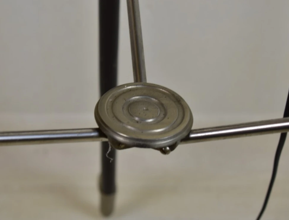 Industriële vloerlamp op statief met metalen kap