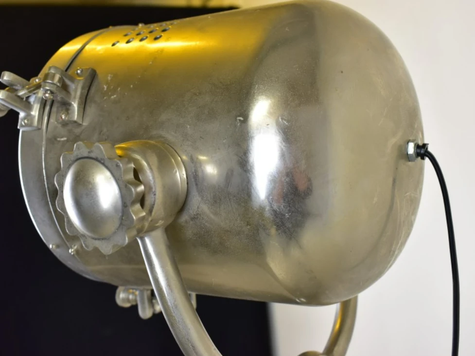 Industriële vloerlamp op statief met metalen kap