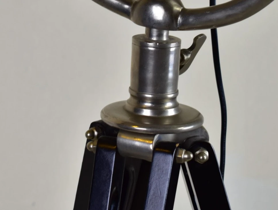 Industriële vloerlamp op statief met metalen kap