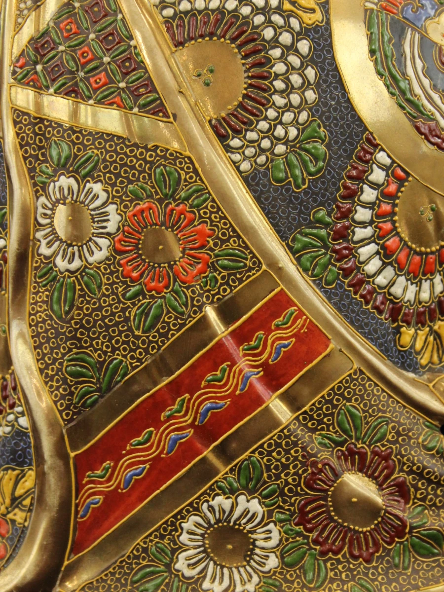 Decoratief, rijk gedecoreerd Boeddhabeeld met kleurrijke details