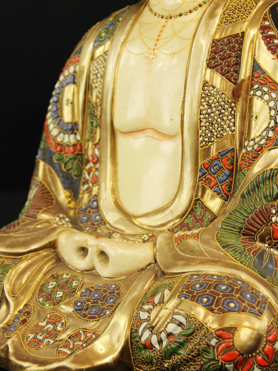 Decoratief, rijk gedecoreerd Boeddhabeeld met kleurrijke details