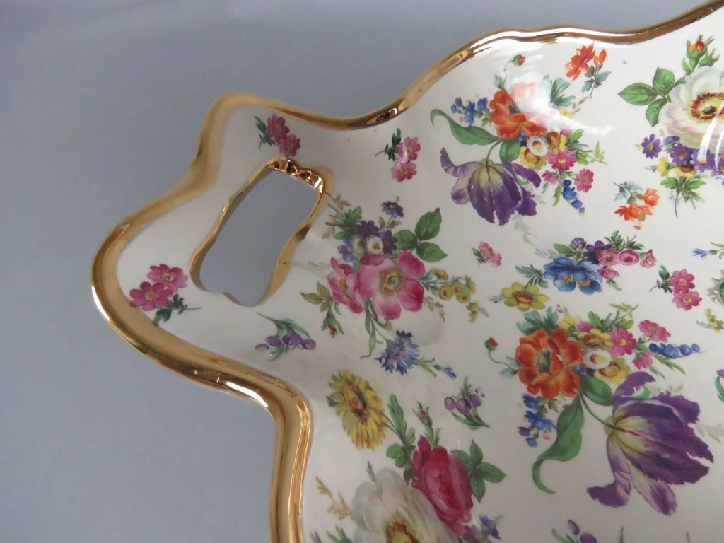 Decoratief porseleinen dienblad met bloemenmotief en gouden rand